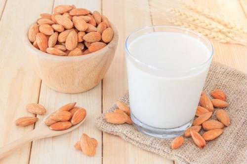 Hur man gör mandelmjölk för att gå ner i vikt