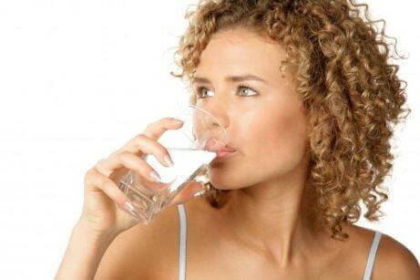 Kvinna som dricker vatten.