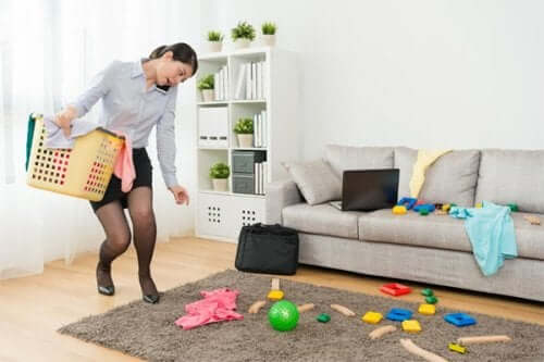 Kvinna som plockar upp kläder.