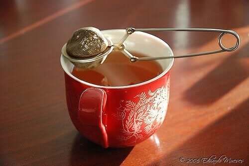 Röd kopp med rött te.