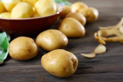 Skalad och oskalad potatis.