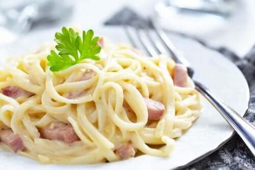 Bacon är viktig för en spaghetti carbonara