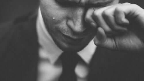 Man som inte vill hålla tillbaka tårarna