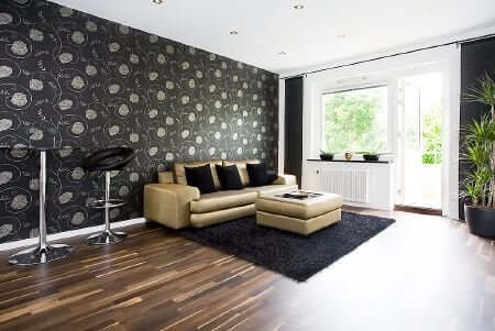 Vardagsrum med soffa.