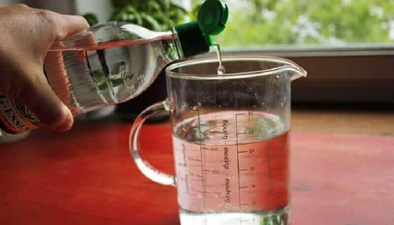 Ta bort mögel från hemmet med vitvinsvinäger