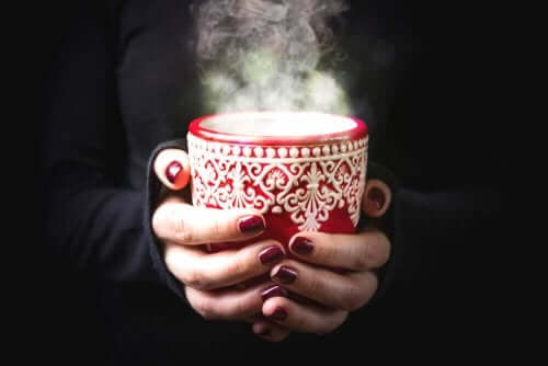 Fem varma och kalla drycker för att lindra halsont