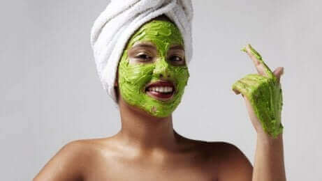 En mask med avokado för att motverka solfläckar på huden