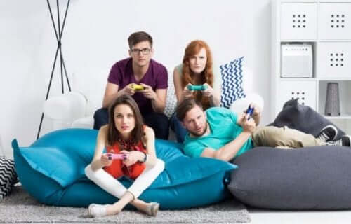 Familj spelar tillsammans