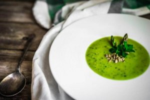 Ett utsökt recept på gazpacho med sparris