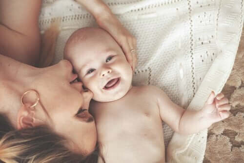 Glad bebis med mamma