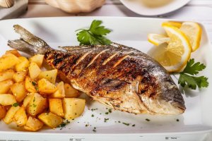 Ugnsbakad havsabborre med potatis och lök