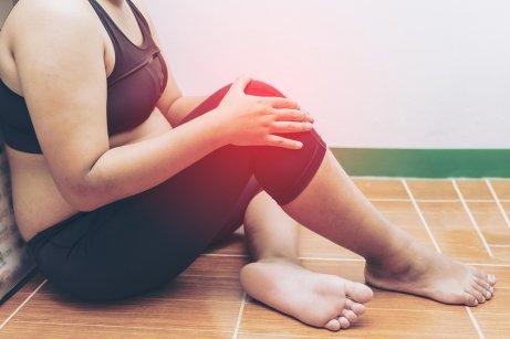Kvinna med knäsmärta