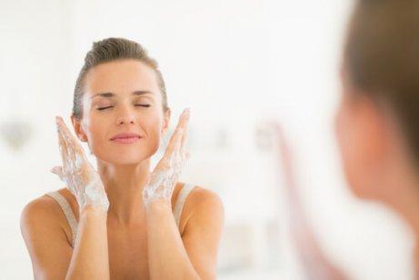 Kvinna tvättar ansiktet