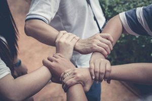 Lära dina barn att hjälpa andra – vi berättar hur