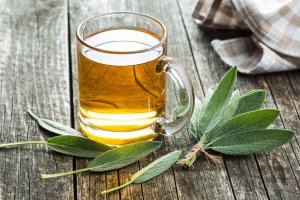 Basilika och salvia för att naturligt avgifta njurarna