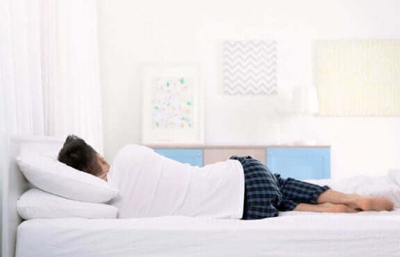 Person sover på sidan