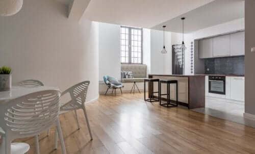 Skinande golv ger mer ljus