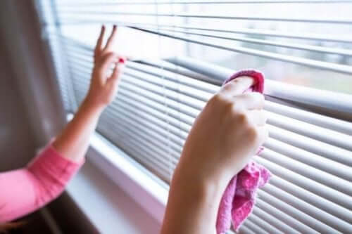 Torkar sina persienner