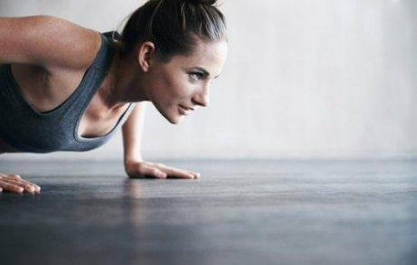 Träna regelbundet för att få fastare hud naturligt