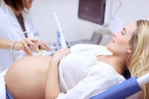 Förlossningsinduktion: vad är det och hur utförs det?