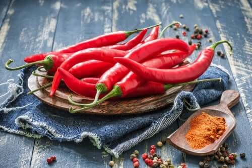 Chilipeppar på fat.