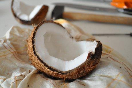 Kokosolja är bra mot morka ringar runt ögonen