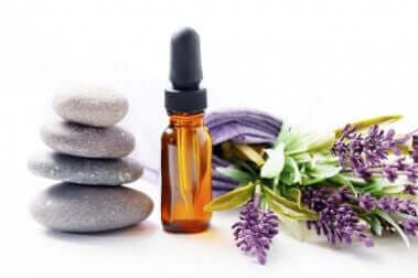 Lavendelolja och blommor.