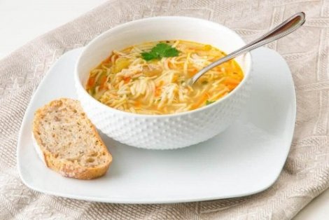 Enkla sätt att tillreda soppa med nudlar