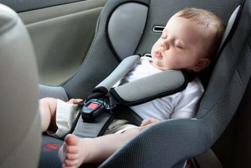 Bebisar ska inte sova i bilbarnstolar – vi berättar varför