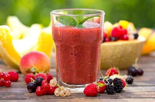 Röd juice med bär för hälsosam viktnedgång