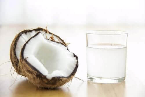 Glas med kokosvatten