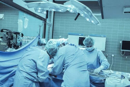 Läkare utför kirurgi