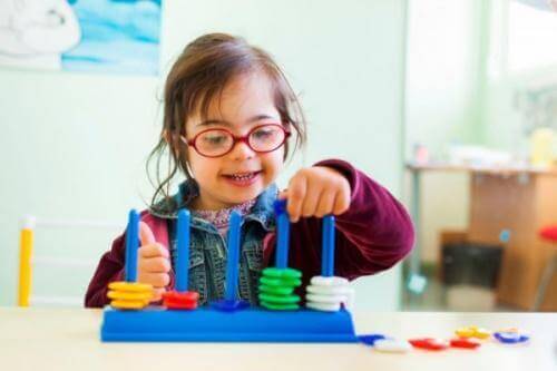 Lekande flicka med downs