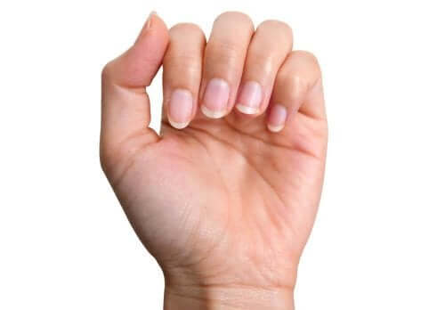 Motverka missfärgade naglar