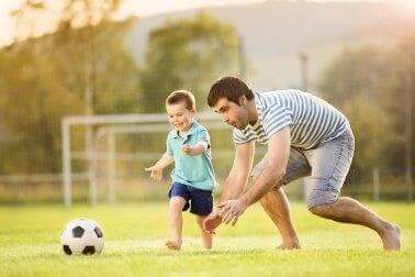 Pappa spelar fotboll med son
