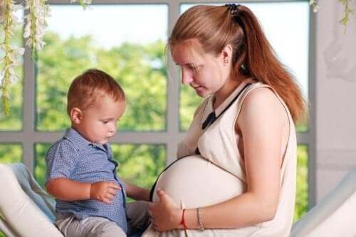 Pojke med gravid kvinna