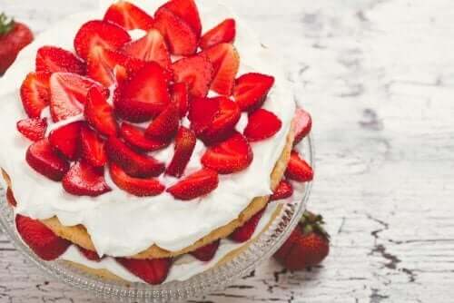 Recept på sockerfri jordgubbstårta