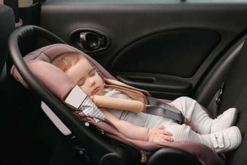 Bebisar bör inte sova i bilen