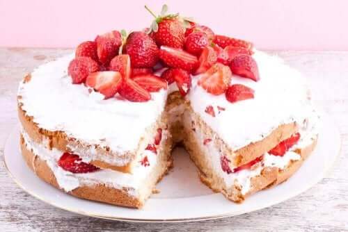 Tårta med jordgubbar