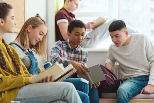 Ungdomar som läser
