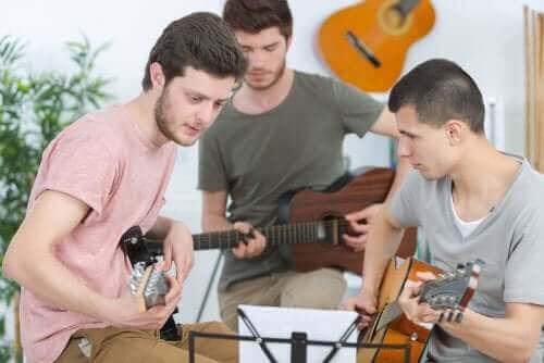Ungdomar spelar instrument