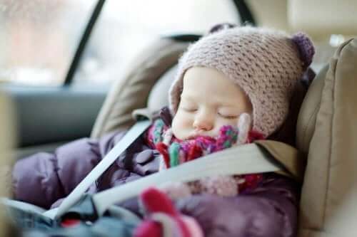 Varför somnar bebisar i bilen?