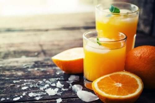 Apelsiner och apelsinjuice