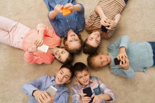Barn som använder smartphones i ring