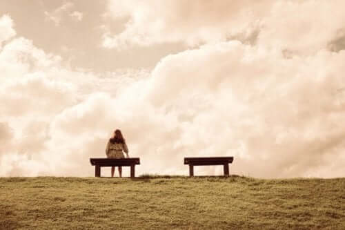 Ensam kvinna på bänk
