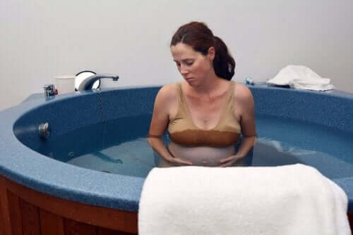 Kvinna föder i vatten för att undvika vaginala bristningar