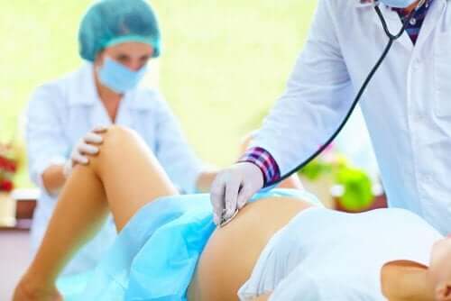 Läkare undersöker gravid
