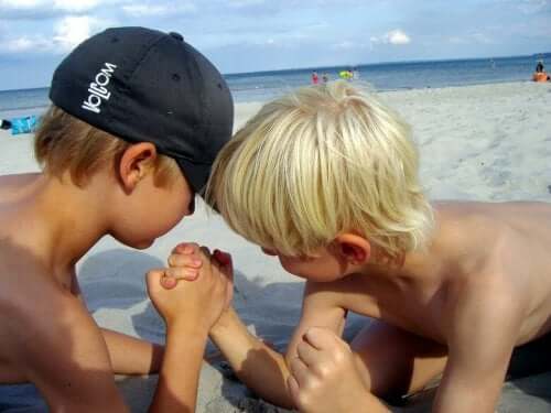 På stranden med barnen