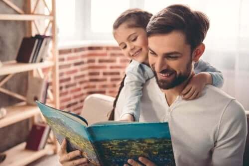Pappa läser med dotter
