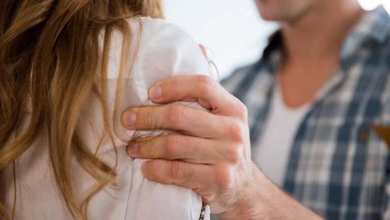 Person med hotfull attityd